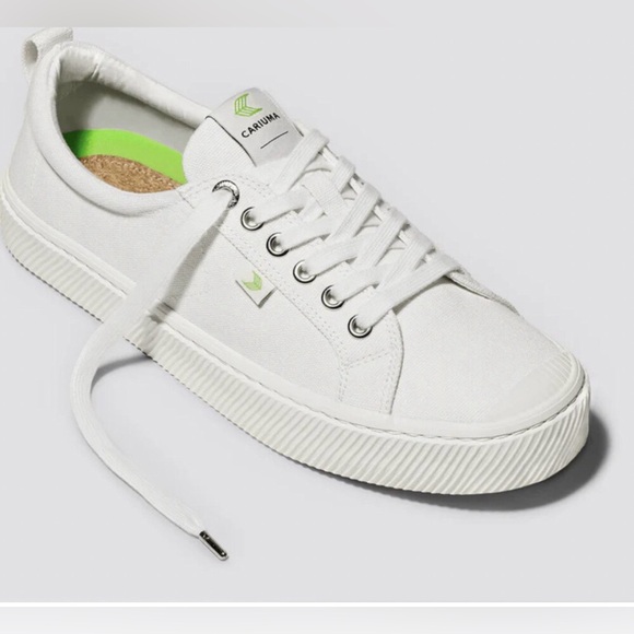 Cariuma Shoes - Cariuma Osca Low White Canvas Low-Top Sneakers with Green Insole Accents Size 9